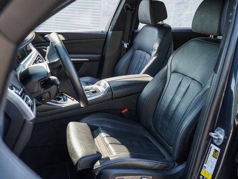 Used 2022 BMW X7 M50i image 22