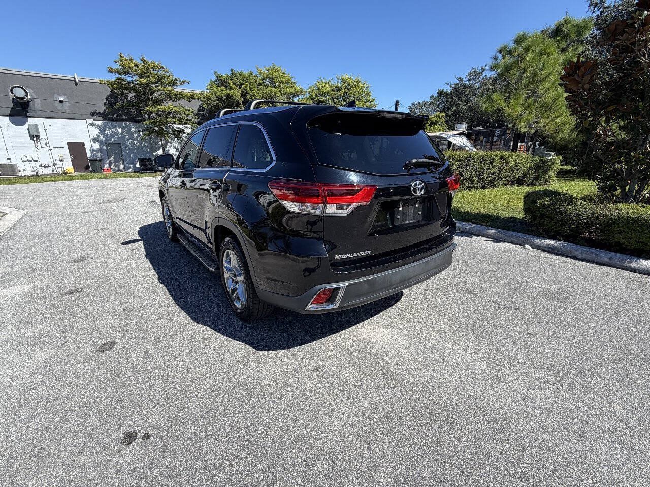 Used 2018 Toyota Highlander Limited FWD image 4