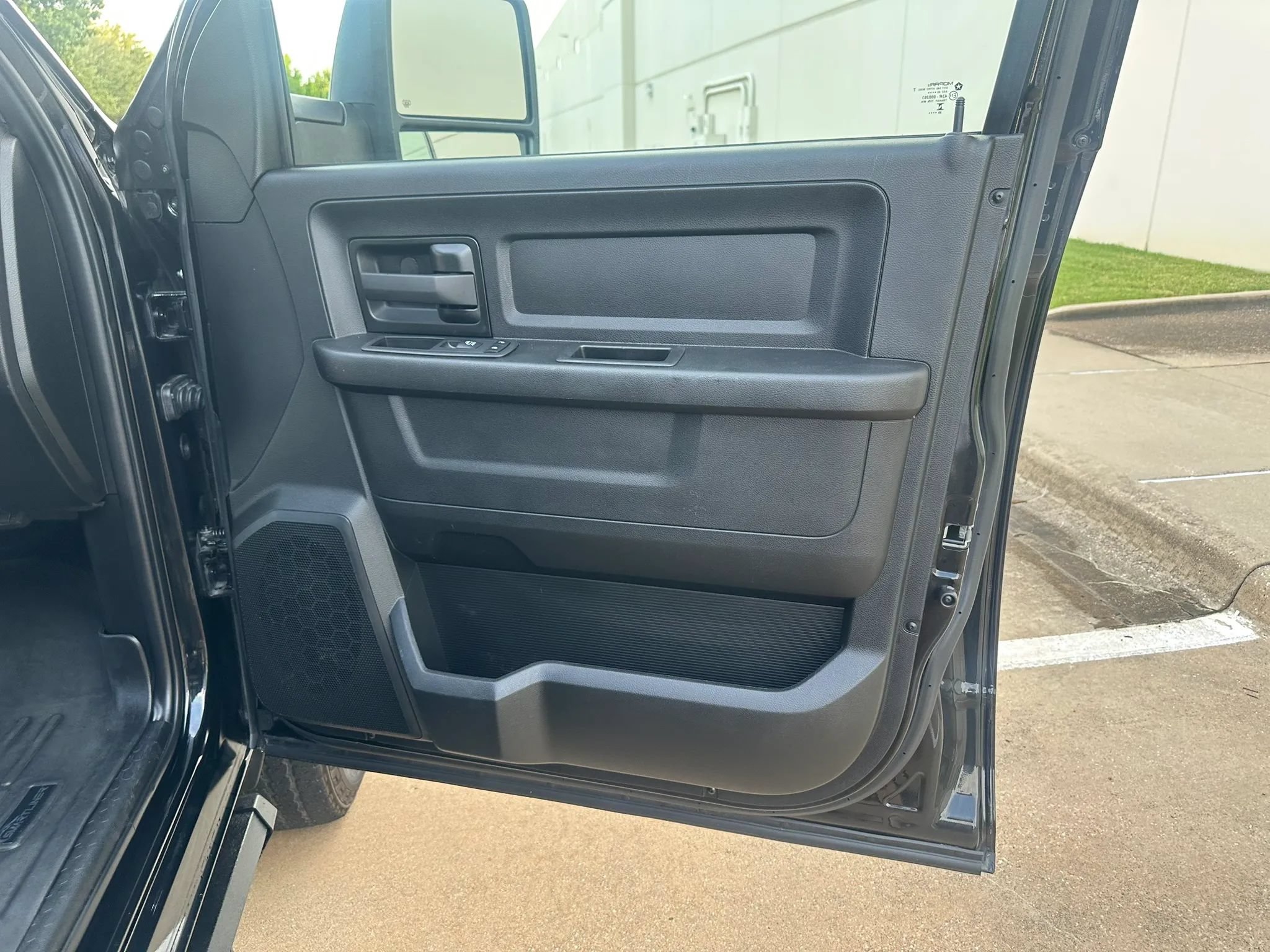Used 2024 RAM 3500 Tradesman w/ Chrome Appearance Group AWD/4WD image 28