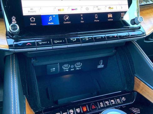 Used 2024 Jeep Grand Wagoneer L Series III image 32