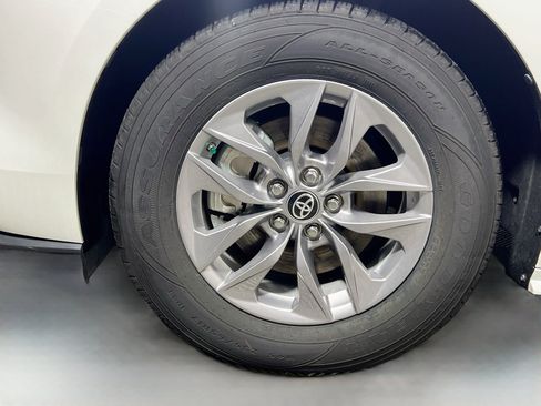 Used 2024 Toyota Sienna XLE FWD image 14