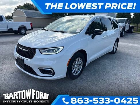Used 2025 Chrysler Pacifica Select FWD image 1