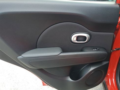 Used 2017 Kia Soul + image 11