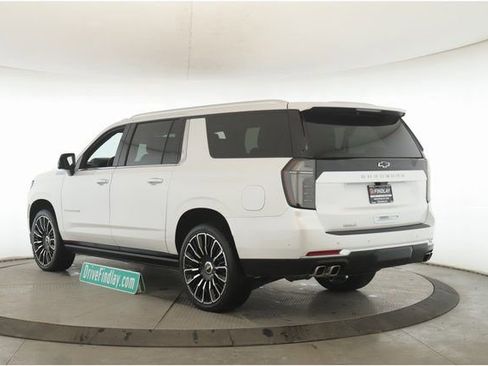 Used 2025 Chevrolet Suburban High Country AWD/4WD image 8