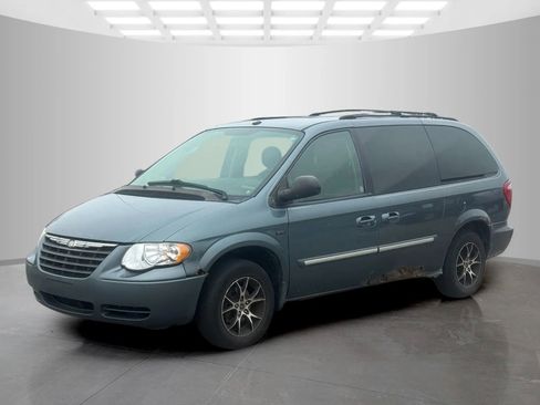 Used 2007 Chrysler Town & Country Touring image 9