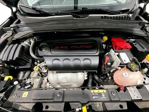 Used 2019 Jeep Renegade Latitude w/ Cold Weather Group image 32