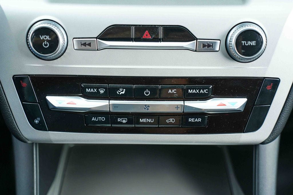 Used 2023 Ford Explorer XLT w/ Equipment Group 202A AWD/4WD image 41