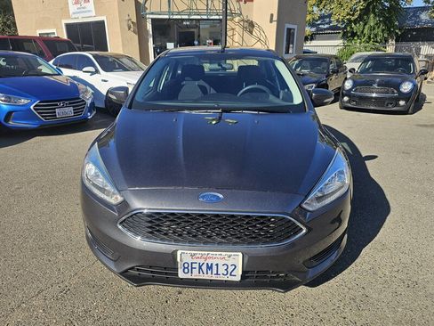 Used 2017 Ford Focus SE image 2
