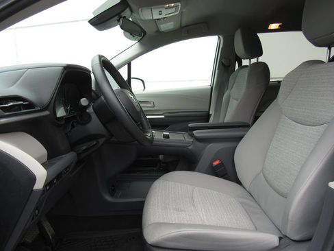 Used 2024 Toyota Sienna LE AWD/4WD image 11