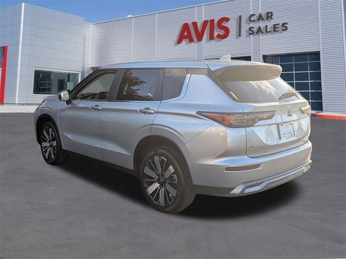 Used 2025 Mitsubishi Outlander SE image 10