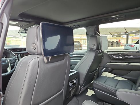 Used 2024 GMC Yukon Denali w/ Advanced Technology Package AWD/4WD image 7