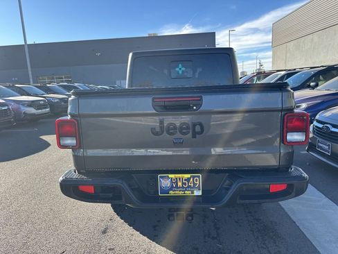 Used 2022 Jeep Gladiator Sport image 8