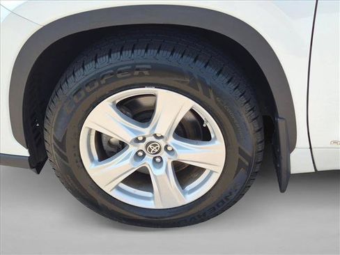 Used 2023 Toyota Highlander LE AWD/4WD image 27