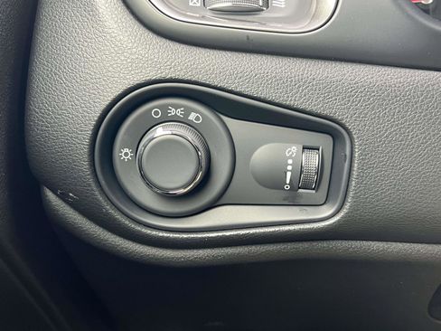 Used 2023 Jeep Renegade Latitude image 23