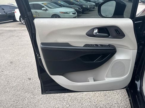 Used 2022 Chrysler Pacifica Touring-L FWD image 16