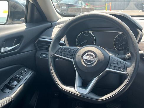 Used 2025 Nissan Altima 2.5 SV FWD image 24