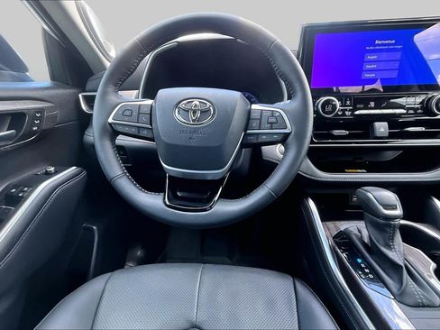 Used 2025 Toyota Highlander Limited AWD/4WD image 6