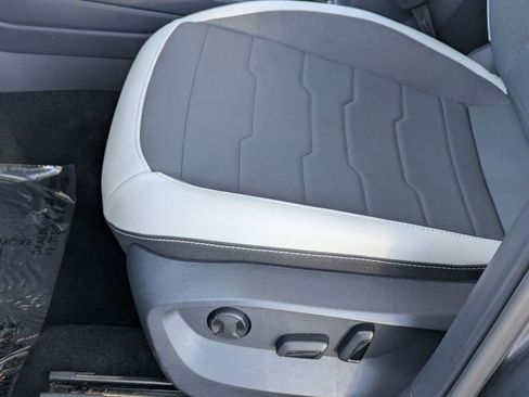 Used 2025 Volkswagen Taos SE image 15