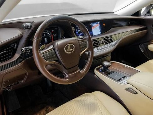 Used 2018 Lexus LS 500 w/ Accessory Package (Z1) RWD image 4