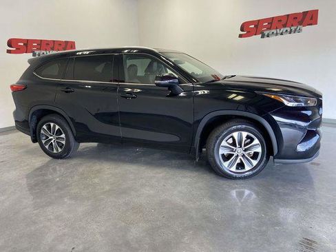 Certified 2022 Toyota Highlander XLE image 2