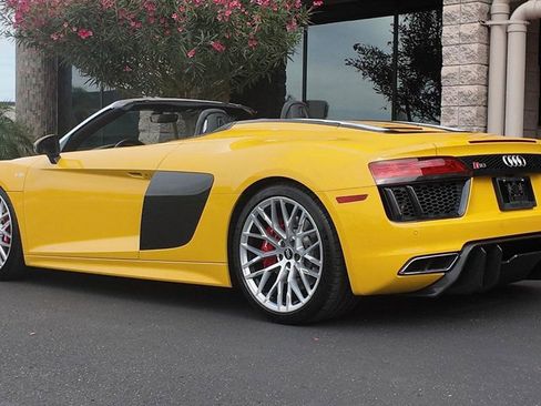 Used 2017 Audi R8 V10 w/ Carbon Exterior Package image 19