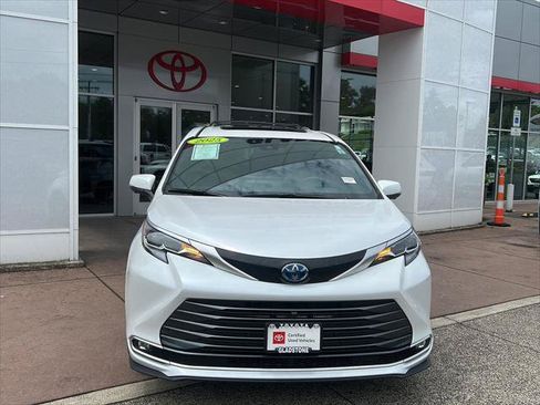 Certified 2025 Toyota Sienna Platinum AWD/4WD image 10