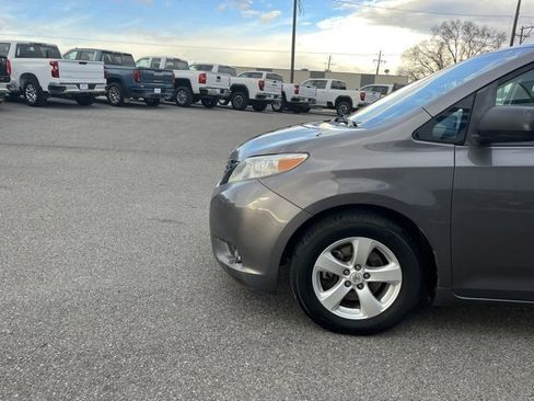 Used 2015 Toyota Sienna L image 7