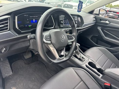 Used 2023 Volkswagen Jetta SE FWD image 3
