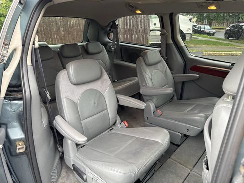 Used 2005 Chrysler Town & Country Limited image 7