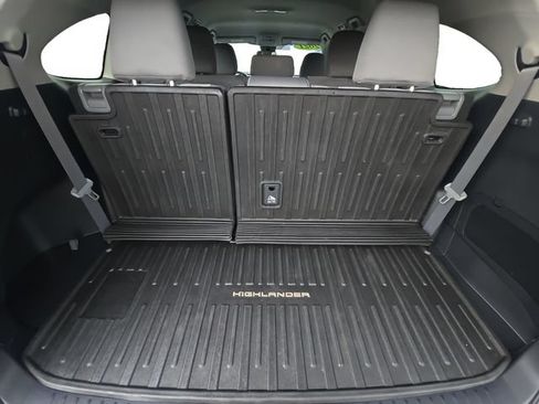Used 2021 Toyota Highlander LE AWD/4WD image 13