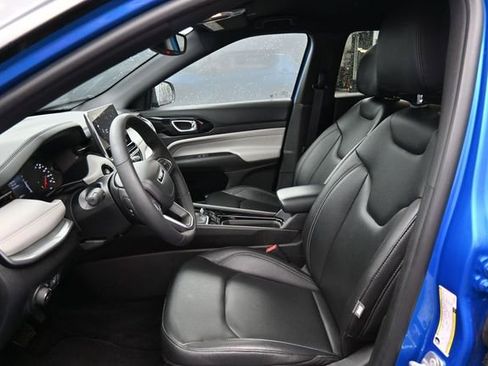 Used 2025 Jeep Compass Limited AWD/4WD image 12