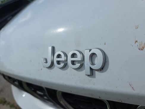 Used 2025 Jeep Grand Cherokee L Laredo image 9