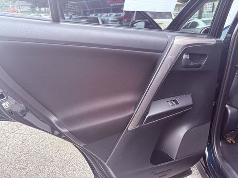 Used 2018 Toyota RAV4 LE FWD image 13