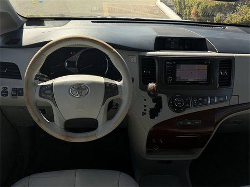 Used 2012 Toyota Sienna XLE image 10