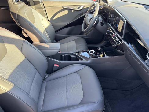 Used 2024 Kia Niro EX w/ EX Cold Weather Package image 25