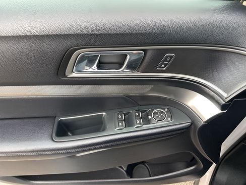 Used 2018 Ford Explorer XLT w/ Equipment Group 202A image 4