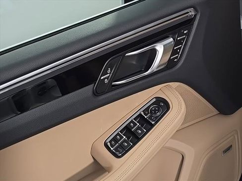 Certified 2025 Porsche Macan image 15