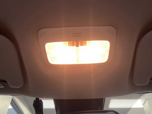 Used 2018 Toyota Corolla LE image 19