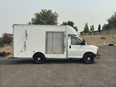 Used 2016 Chevrolet Express 3500 w/ Chrome Appearance Package image 8