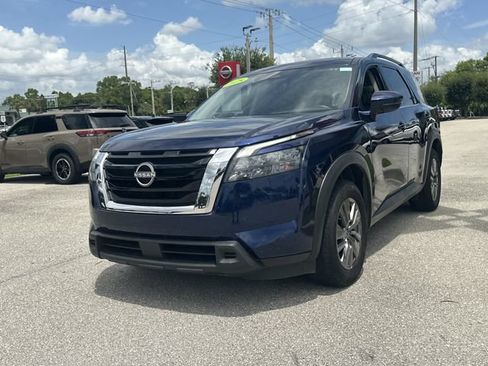 Used 2025 Nissan Pathfinder SV FWD image 3