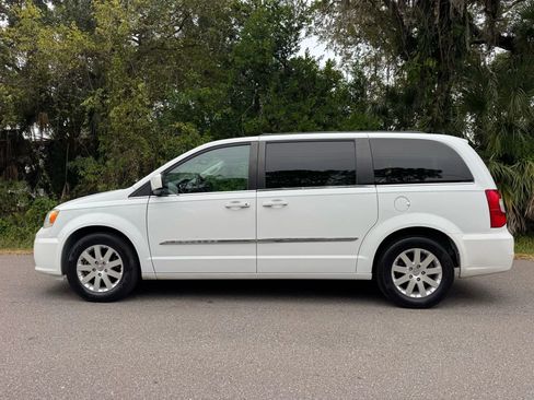 Used 2014 Chrysler Town & Country Touring image 4