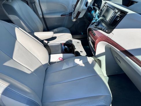 Used 2012 Toyota Sienna Limited w/ LTD Navigation Pkg AWD/4WD image 11