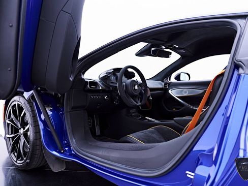 Used 2025 McLaren Artura RWD image 48