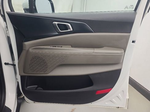 Used 2025 Kia Carnival FWD image 12