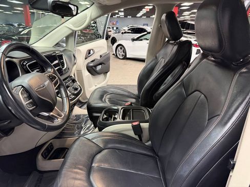 Used 2017 Chrysler Pacifica Touring-L w/ Tire & Wheel Group FWD image 34