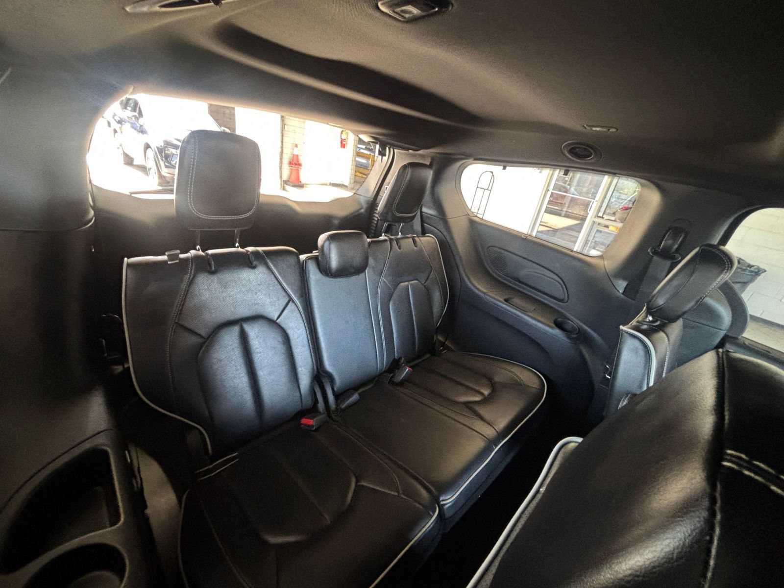 Used 2025 Chrysler Pacifica Limited FWD image 32