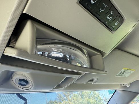 Used 2015 Chrysler Town & Country Touring image 35