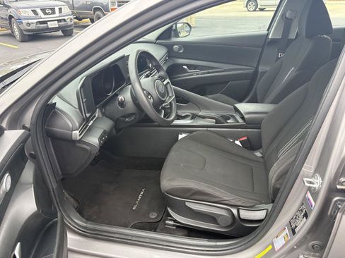 Used 2022 Hyundai Elantra SEL FWD image 4