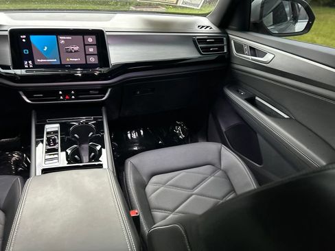 Used 2024 Volkswagen Atlas Cross Sport SE FWD image 11