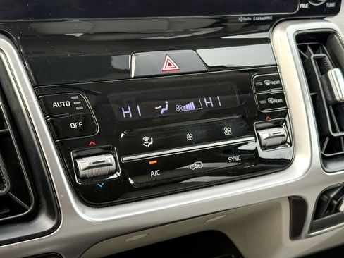 Certified 2023 Kia Sorento S w/ Panoramic Sunroof Package image 21